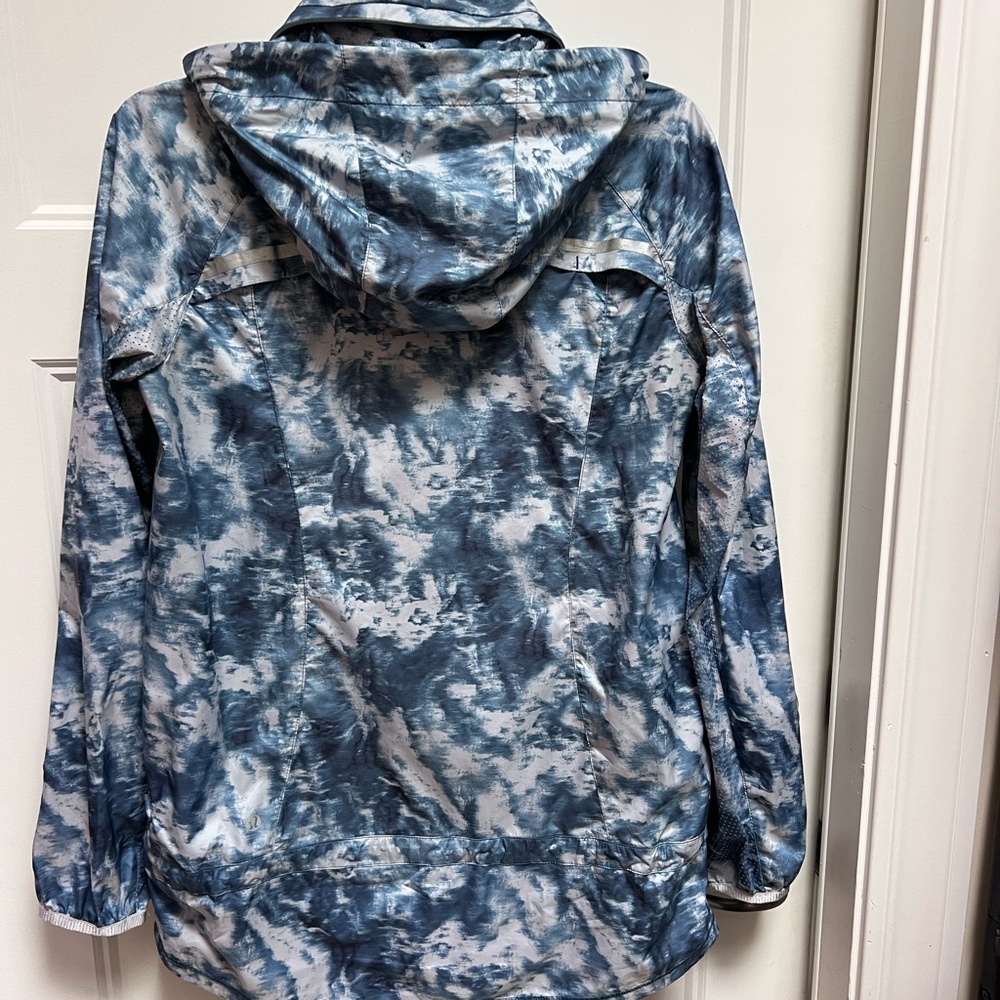 Lululemon Lightweight Adjustable Jacket With Vent… - image 3
